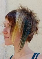 cieniowane fryzury krótkie - uczesanie damskie z włosów krótkich cieniowanych zdjęcie numer 78B